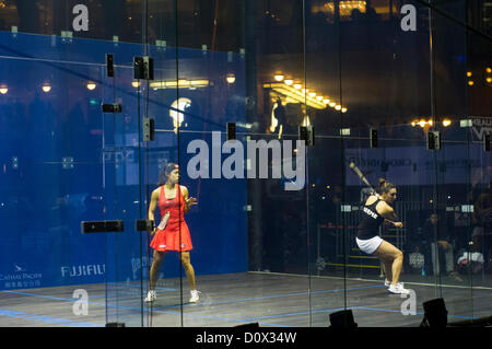 Finale femmes de Cathay Pacific Sun Hung Kai Hong Kong financière Squash Open 2012- 2 déc, 2012. Nicol David vs Camille Serme. Banque D'Images