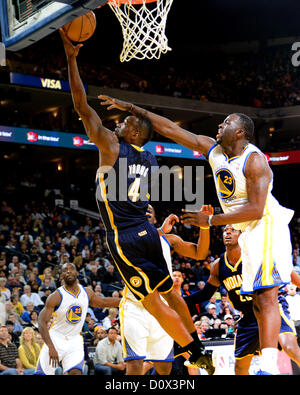 2 décembre 2012 - Oakland, Californie, USA - Indiana Pacers Sam Young partitions par Golden State Warriors Draymond vert pendant le deuxième trimestre, l'action samedi 1 décembre 2012, à l'Oracle Arena à Oakland, Californie. (Crédit Image : © Jon Soohoo/Prensa Internacional/ZUMAPRESS.com) Banque D'Images