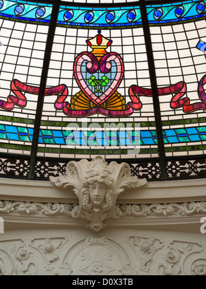 Détail du dôme en vitraux. Détails du vitrail coupole sur le grand escalier dont certains plâtres orné Banque D'Images