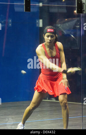 Finale femmes de Cathay Pacific Sun Hung Kai Hong Kong financière Squash Open 2012- 2 déc, 2012. Nicol David vs Camille Serme. Banque D'Images