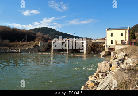 Station d'énergie hydroélectrique à petite échelle dans les Carpates, Ukraine Banque D'Images