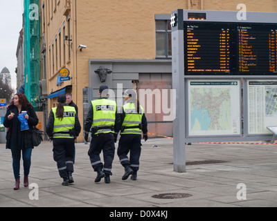 La police patrouille non armés d'une patrouille à pied et passants dans le centre d'Oslo en Norvège, et les transports publics information board et cartes Banque D'Images