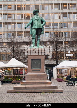 Statue du Roi Christian IV de la place Stortorget, Oslo Norvège, pointant à l'endroit où il voulait que sa ville construite Banque D'Images