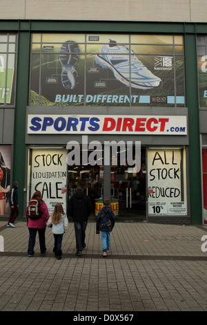 Sports direct magasin de détail montrant des signes wicih dire 'Stock' vente de liquidation birmingham uk Banque D'Images