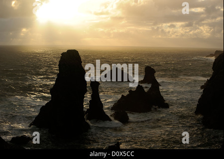 Coucher du soleil en Bretagne à Belle Ile, les aiguilles de Port Coton, Océan Atlantique, la plus grande île de Bretagne, Morbihan, France Banque D'Images