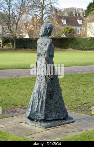 Vue arrière de la statue de Madonna à pied par Dame Elisabeth Frink dans la cathédrale de Salisbury Fermer Banque D'Images