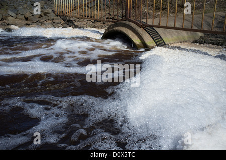 L'eau mousseuse de ponceau en béton , Finlande Banque D'Images