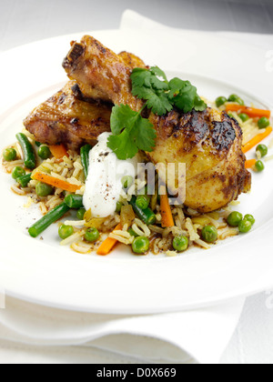 Cuisses de poulet épicé avec du riz basmati et des légumes vapeur Banque D'Images