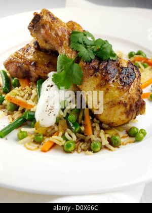 Cuisses de poulet épicé avec du riz basmati et des légumes vapeur Banque D'Images