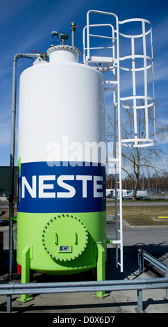 Réservoir de gaz naturel ( GNC , LGNC ) pour l'alimentation des voitures et des camions à la station essence, logo Neste Oil , Finlande Banque D'Images