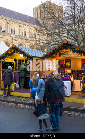 Marché de Noël de Winchester situé à côté de la cathédrale de Winchester dans le Hampshire, England, UK Banque D'Images