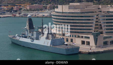 Vue de l'HMS audacieux, un grand destroyer lance-missiles britannique à port à Barcelone, Espagne Banque D'Images