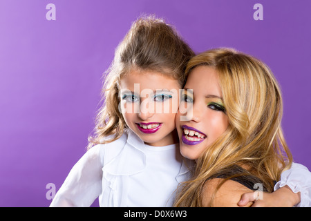 Enfants Deux fashiondoll kid filles bons amis avec la mode du maquillage sur purple Banque D'Images