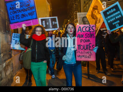 Paris, France, militants du SIDA à l'Association public Demonstration, pour le 1er décembre, événements de la Journée mondiale du SIDA, Groupe d'étudiants français "Etudions Gayment" tenant des manifestations signe des adolescents militant, jeune adolescente française, les droits de la personne en matière de soins de santé Banque D'Images