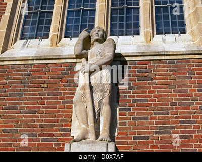 Eric Gill's "Saint Jean Baptiste" au-dessus de la porte sud de l'église cathédrale de l'Esprit Saint conçu par Sir Edward Maufe. Banque D'Images