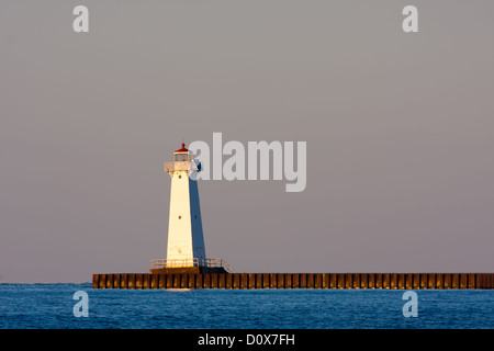 Sodus Bay phare sur le lac Ontario en lumière du soir au coucher du soleil Banque D'Images