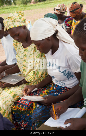 Les femmes apprennent à lire et à écrire dans un cours pour adultes dans la région de Doba, au Tchad, en Afrique. Banque D'Images