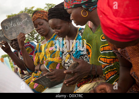 Les femmes apprennent à lire et à écrire dans un cours pour adultes dans la région de Doba, au Tchad, en Afrique. Banque D'Images