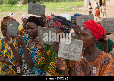 Les femmes apprennent à lire et à écrire dans un cours pour adultes dans la région de Doba, au Tchad, en Afrique. Banque D'Images