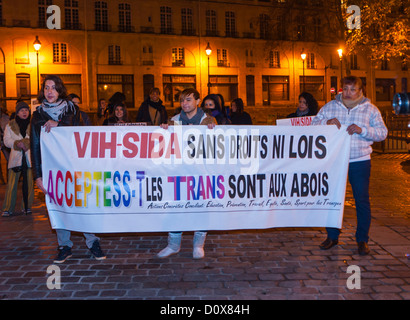 Paris, France, Groupe de militants du sida d'Acceptess-T, une association transgenre, manifestation publique, pour décembre 1, Journée mondiale du sida manifestations manifestants brandissant des banderoles Banque D'Images