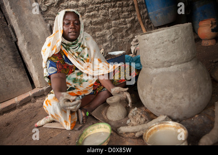 Les femmes travaillent dans une coopérative de poterie de Doba, au Tchad, en Afrique. Banque D'Images