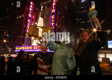 Les touristes posent avec une statue de la liberté street musicien ambulant au moment de Noël sur la 6ème Avenue, Manhattan, New York Etats-unis. Banque D'Images