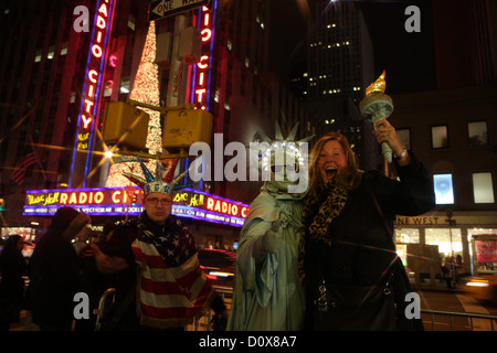 Les touristes posent avec une statue de la liberté street musicien ambulant au moment de Noël sur la 6ème Avenue, Manhattan, New York Etats-unis. Banque D'Images