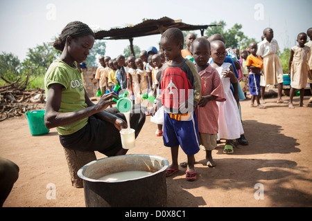 Les étudiants reçoivent au porridge pause une école à Amuria, Ouganda, Afrique de l'Est. Banque D'Images