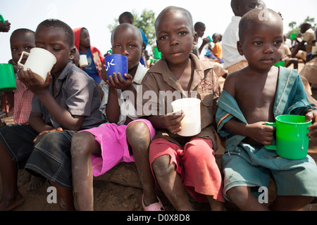 Les étudiants reçoivent au porridge pause une école à Amuria, Ouganda, Afrique de l'Est. Banque D'Images