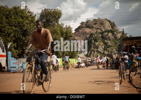 Scène de rue montrant Opiyai rock, un bouchon volcanique à Kampala, Ouganda, Afrique de l'Est. Banque D'Images