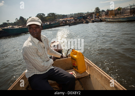 Un pêcheur voiles d'Entebbe à Bussi Island sur le lac Victoria, en Ouganda, en Afrique de l'Est. Banque D'Images