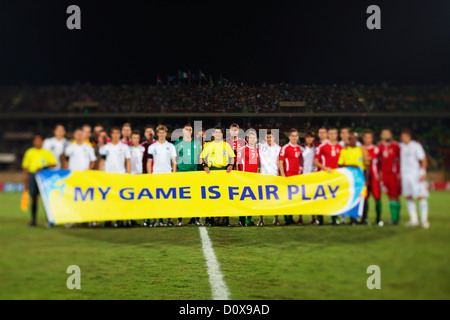 L'Italie et la Hongrie les joueurs jusqu'à un spectacle de fair-play avant un 2009 FIFA U-20 World Cup match quart de finale. Banque D'Images