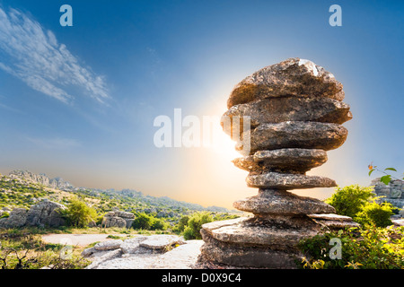 La formation de la roche calcaire célèbre El Tornillo, la vis, tire-bouchon, Torcal de Antequera dans une réserve naturelle de la montagne de Karst, Espagne Banque D'Images