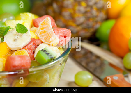 Salade de fruits frais dans un bol en gros plan de cuisine Banque D'Images