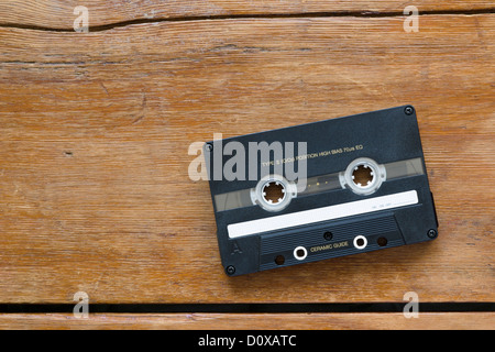 Haut de gamme vintage cassette audio sur table en bois fissuré Banque D'Images