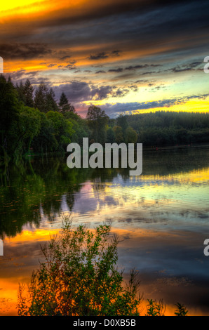 Coucher de soleil au lac d'eau de cisaillement, Crockerton, près de Salisbury, Wiltshire le sud-ouest de l'Angleterre UK Banque D'Images