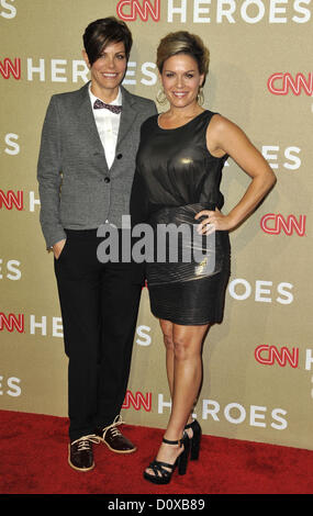 2 décembre 2012 - Los Angeles, Californie, États-Unis - Jennifer Cora, Cat Cora participant à la CNN Heroes : All Star Tribute tenue au Shrine Auditorium à Los Angeles, Californie le 2 décembre 2012. Crédit Image : 2012(© D. Long/Globe Photos/ZUMAPRESS.com) Banque D'Images