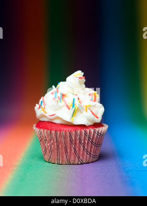 Muffin rouge avec candy rainbow background couleur Banque D'Images