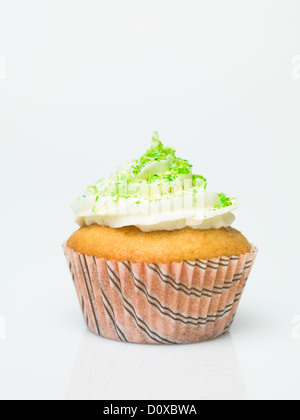 Muffin avec des bonbons détail des ornements sur fond blanc Banque D'Images