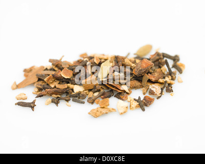 Vin chaud épices sur fond blanc Banque D'Images