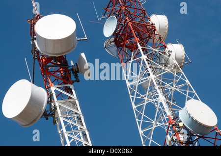 Vue de dessous d'une des tours de télécommunication avec un ciel bleu clair, La Muela, Saragosa, Aragon, Espagne Banque D'Images