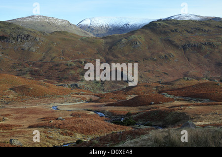 À la recherche vers un des sommets enneigés Helvellyn de Easedale Près de Grasmere, Lake District UK Banque D'Images