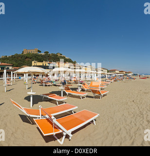 Castiglione della Pescaia, Italie, Europe, Toscane, Toscane, plage, mer, chaises longues Banque D'Images