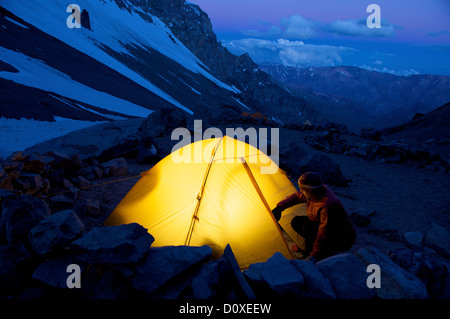 Femme décompacte sa tente au camp l'un sur l'Aconcagua dans la cordillère des Andes, dans la province de Mendoza, Argentine Banque D'Images