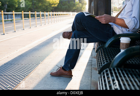 En attente de l'homme sur le banc à la gare Banque D'Images