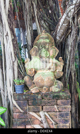 Statue en terre cuite en bordure de Ganesh, le dieu éléphant hindou, Surin Beach, Phuket, Thaïlande Banque D'Images