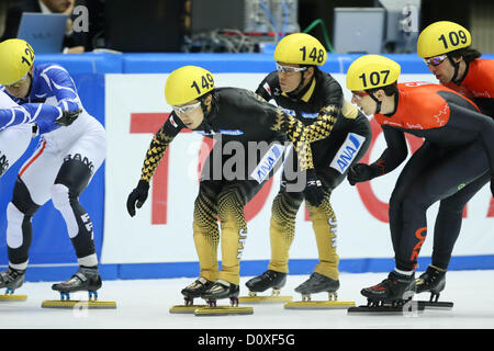 (L à R) Daisuke Uemura, Yuzo Takamido (JPN), 2 décembre 2012 - Courte piste : Coupe du Monde Samsung ISU courte piste 2012, Men's 5000 m de patinage de vitesse sur courte piste B-Finale, Nippon Gaishi arène, Nagoya, Aichi, Japon. (Photo par Akihiro Sugimoto/AFLO SPORT) [1080] Banque D'Images