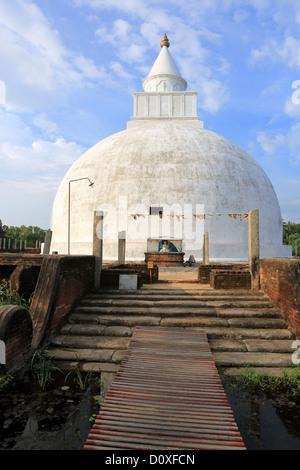 Stupa bouddhiste énorme à Hambantota, Sri Lanka. Banque D'Images