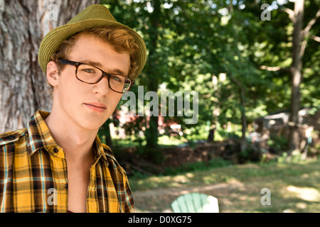 Jeune homme portant des lunettes et Fedora Banque D'Images