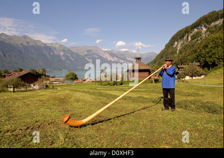 Cor des Alpes, l'homme, de cors, de la soufflante, champ, de la tradition, de l'Oberland bernois, Iseltwald, canton de Berne, Suisse, Europe, Banque D'Images